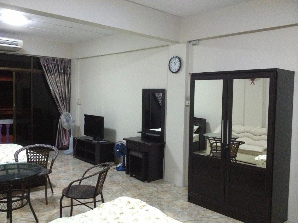 Artem'S Guesthouse Jomtien Beach Exterior photo