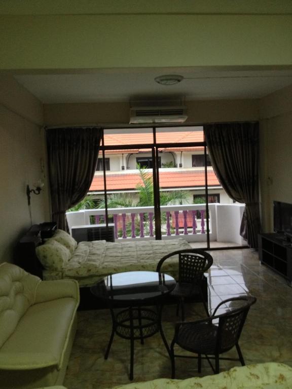 Artem'S Guesthouse Jomtien Beach Exterior photo