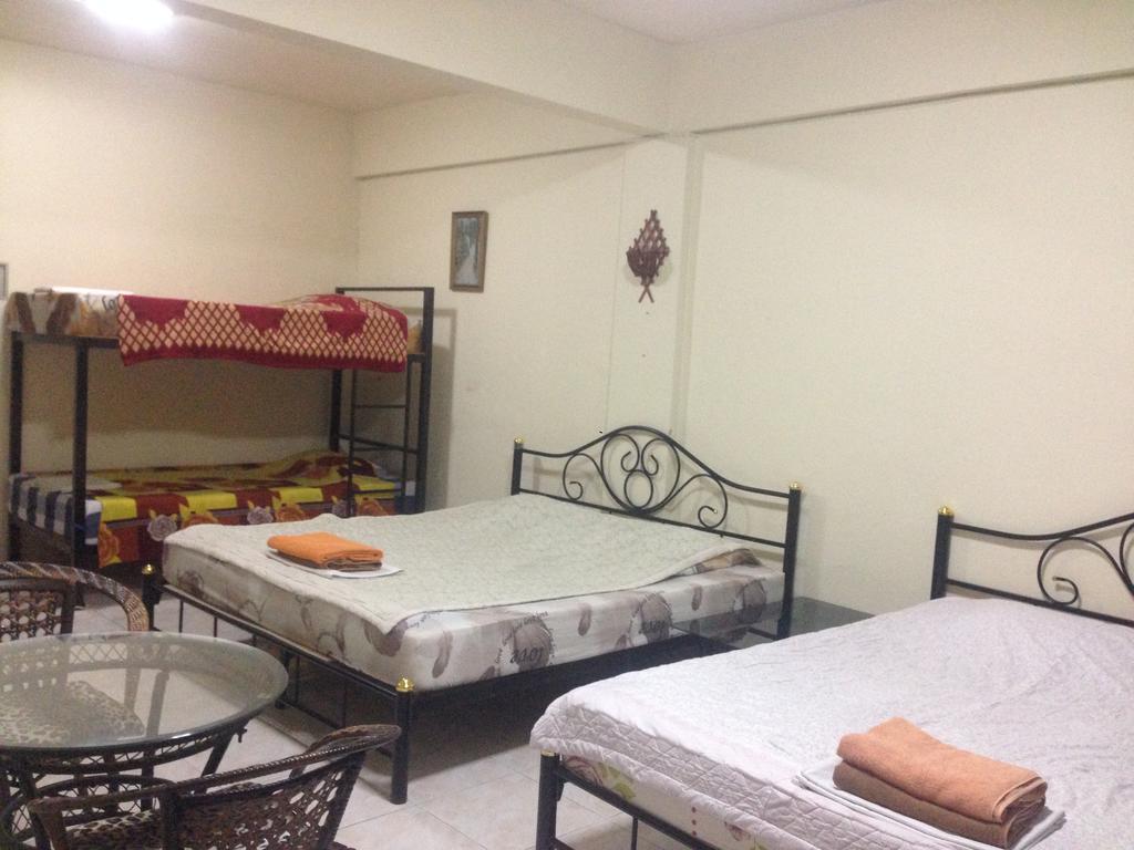 Artem'S Guesthouse Jomtien Beach Exterior photo