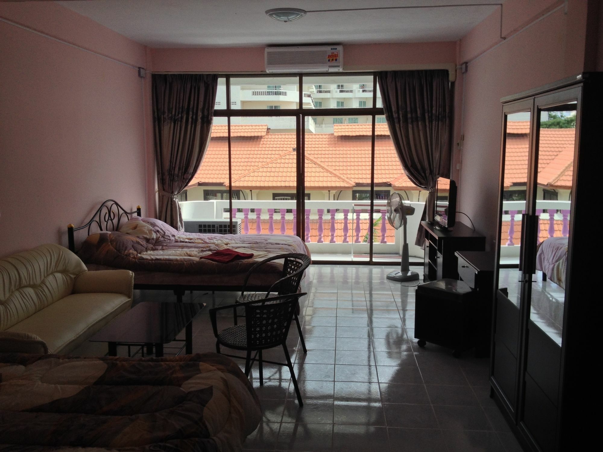 Artem'S Guesthouse Jomtien Beach Exterior photo
