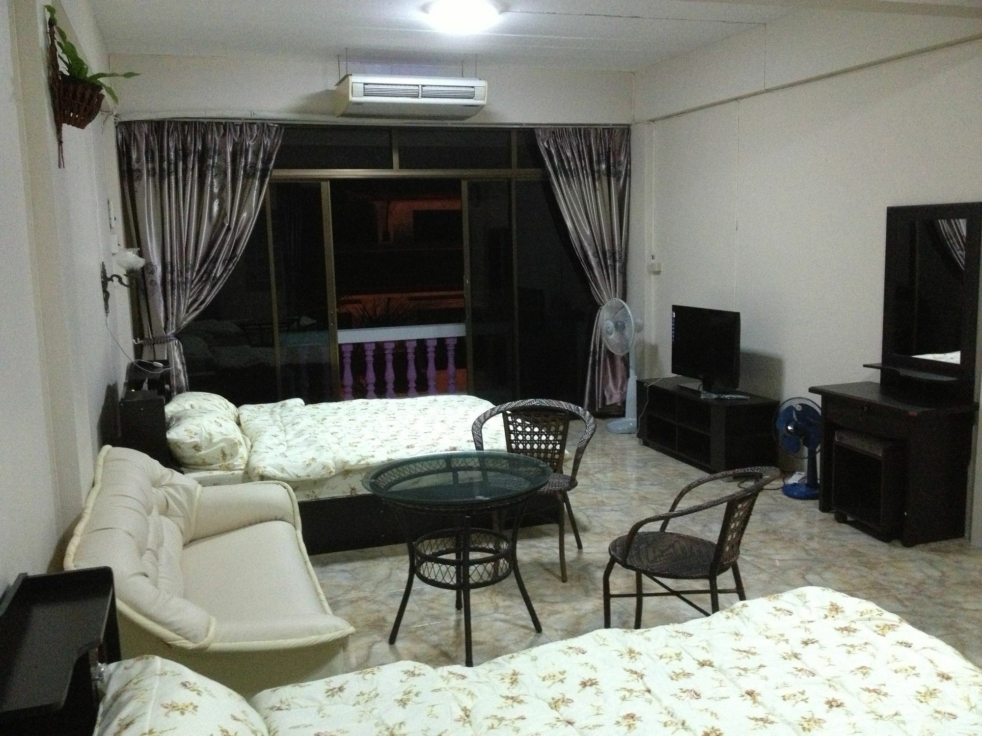Artem'S Guesthouse Jomtien Beach Exterior photo